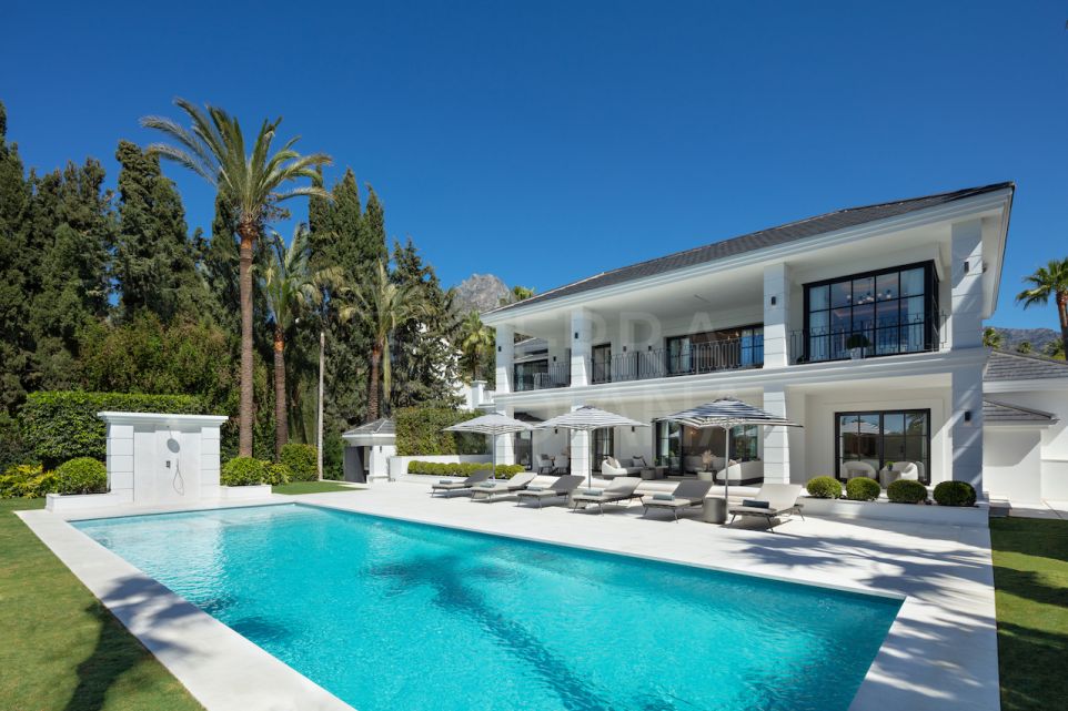 Lujosa villa de seis dormitorios con excepcionales comodidades en venta en Sierra Blanca, Milla de Oro de Marbella