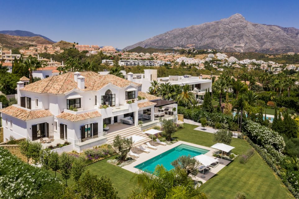 Villa moderne à vendre conçue par Miguel Tobal avec vue panoramique sur la mer, Nueva Andalucia