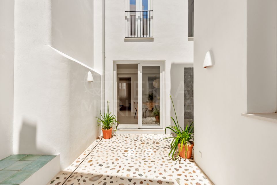 Exceptional newly reformed townhouse with patio and roof terrace in the heart of the oldtown for sale