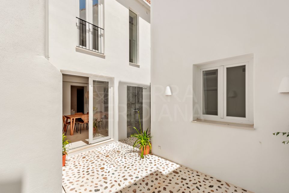 Exceptional newly reformed townhouse with patio and roof terrace in the heart of the oldtown for sale