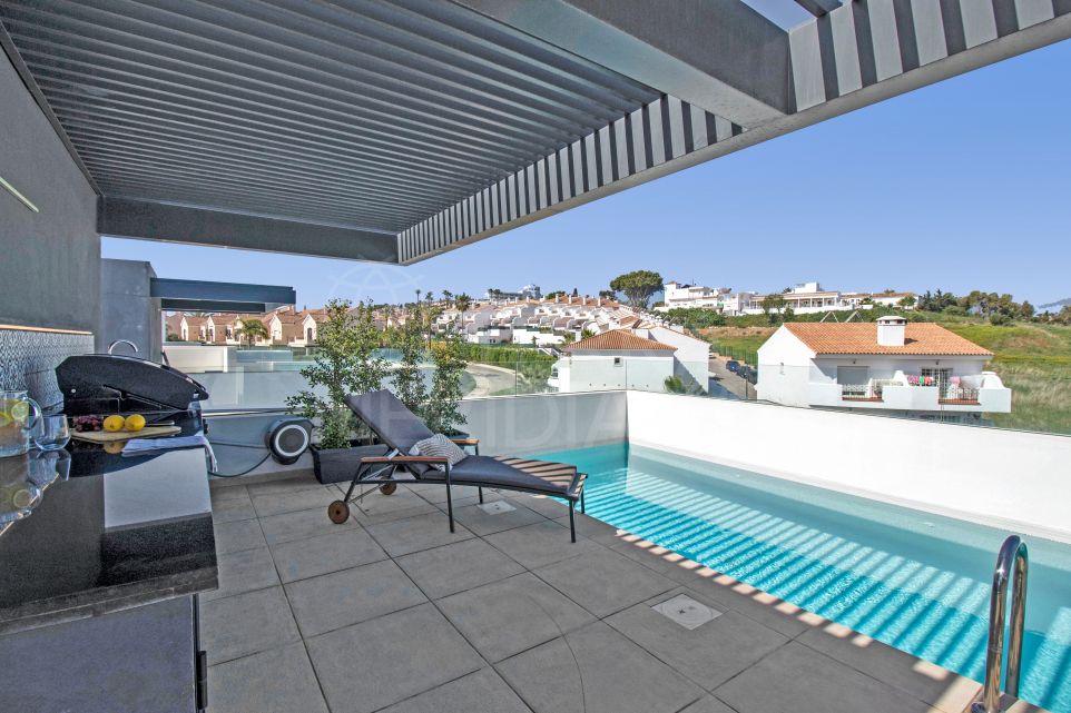 Magnífico ático moderno de 2 dormitorios con piscina y vistas al mar en venta en El Paraíso, Estepona
