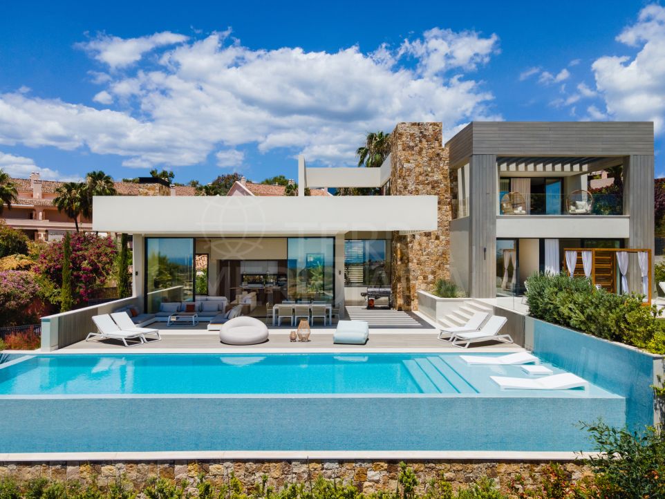 Elegante Villa en el Valle del Golf con Piscina Cubierta y Vistas al Mar en Venta en Nueva Andalucía, Marbella