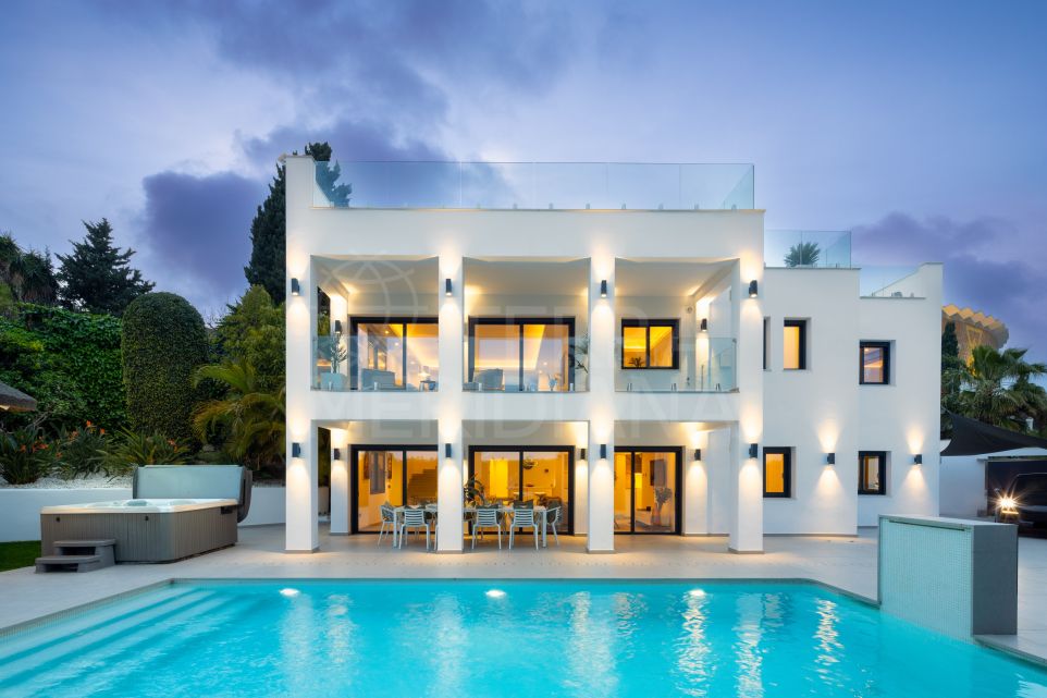 Opportunité d'investissement rentable : Villa avec des équipements de luxe à vendre à Nueva Andalucia, Marbella