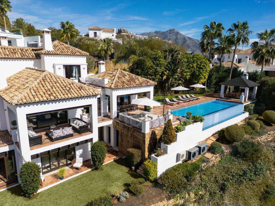 Modern luxury villa with 7 bedrooms and breathtaking sea views for sale in La Quinta, Benahavis