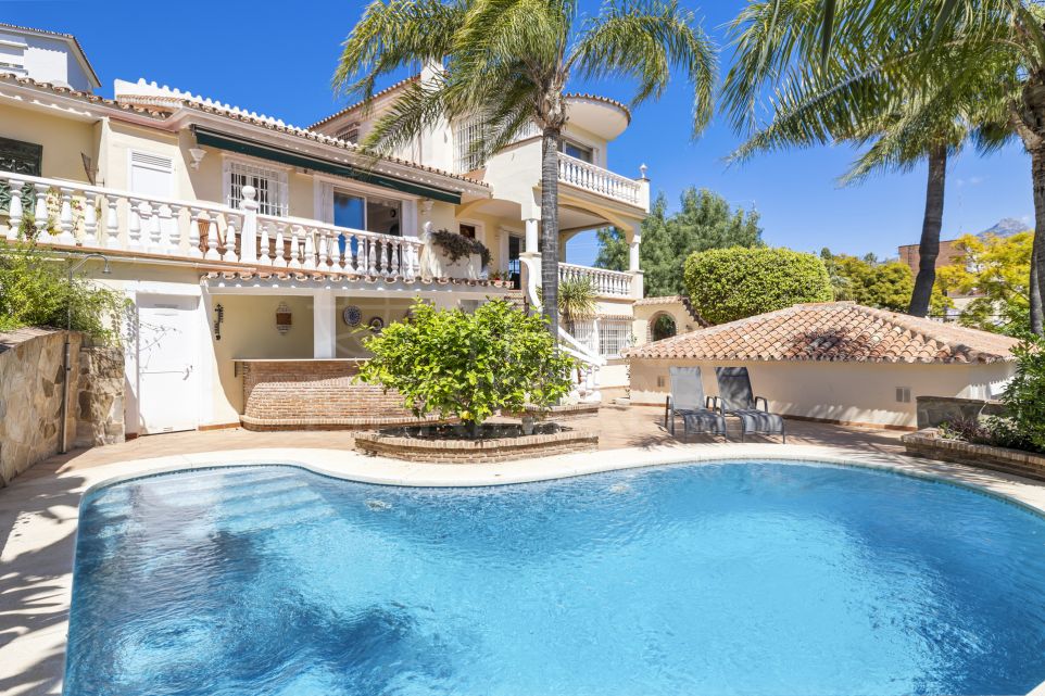 Belle villa orientée sud près de Puerto Banus à vendre à Nueva Andalucia, Marbella