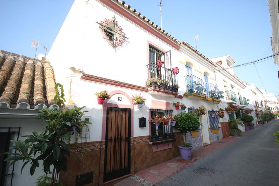 Immaculate townhouse for sale in the Golden Triangle area of Estepona Old Town