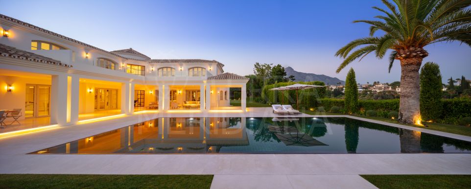 Villa contemporánea de 6 dormitorios con vistas al golf Los Naranjos en venta en Nueva Andalucía, Marbella
