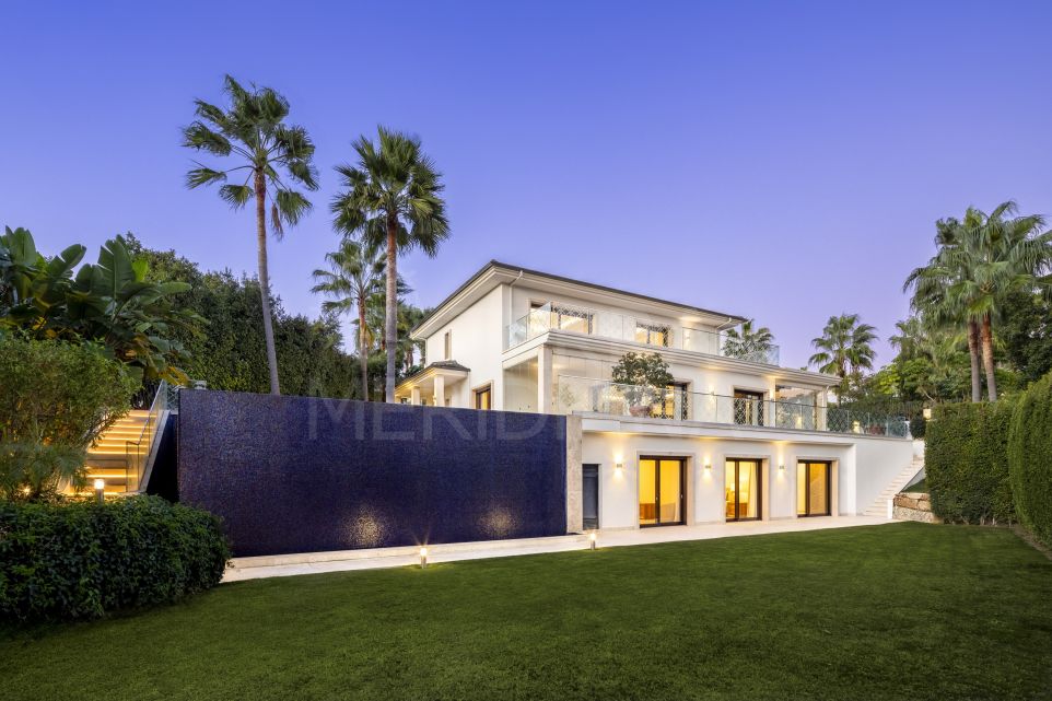 Superbe villa en coin avec vue sur le parcours de golf à vendre à Nueva Andalucia, Marbella