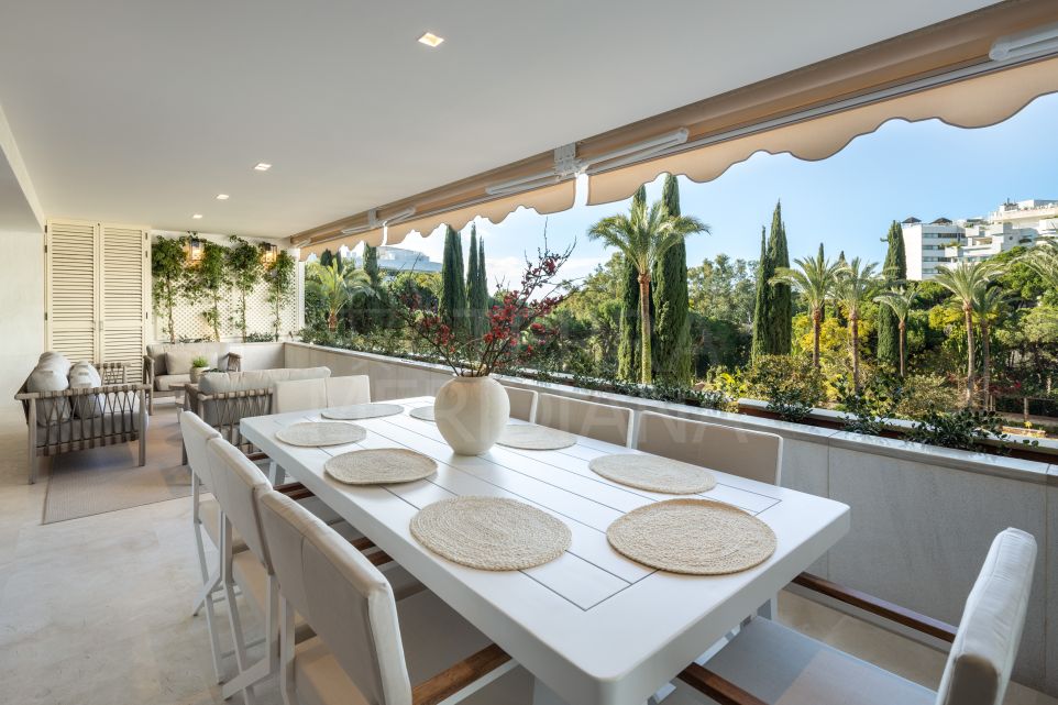 Moderno apartamento en la playa en venta en Don Gonzalo, Marbella