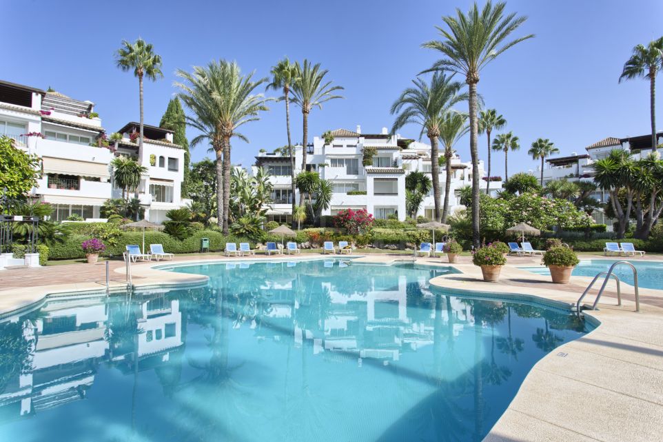 Présentation d'un luxueux penthouse en duplex de deux chambres à coucher en bord de mer à vendre à Alcazaba Beach, Estepona.