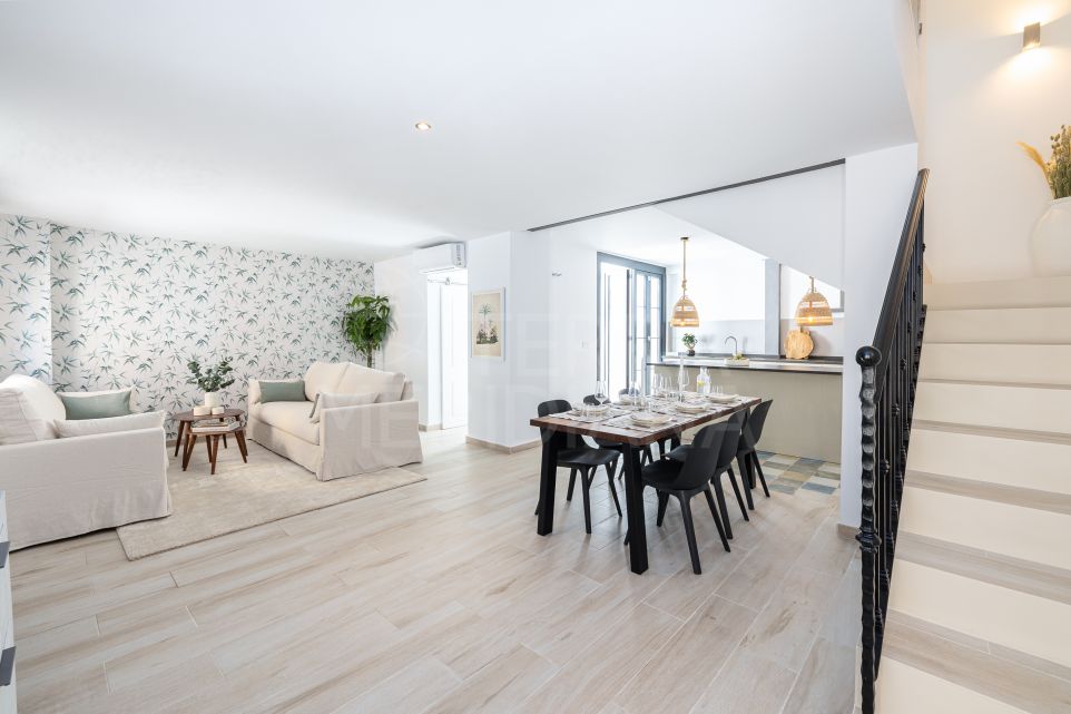 Таунхаус с 3 спальнями, готовый к заселению, в старом городе Эстепоны.