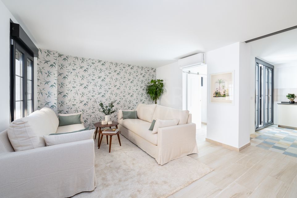 Таунхаус с 3 спальнями, готовый к заселению, в старом городе Эстепоны.