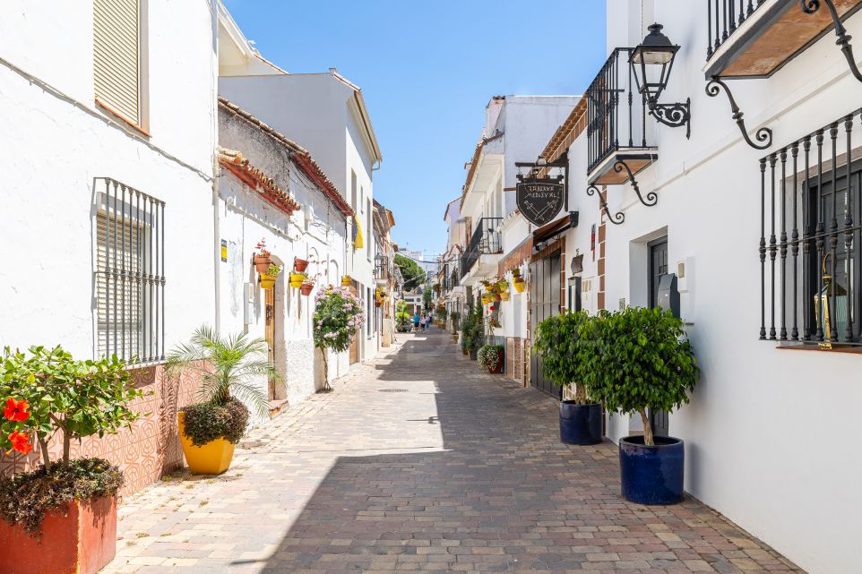 Таунхаус с 3 спальнями, готовый к заселению, в старом городе Эстепоны.