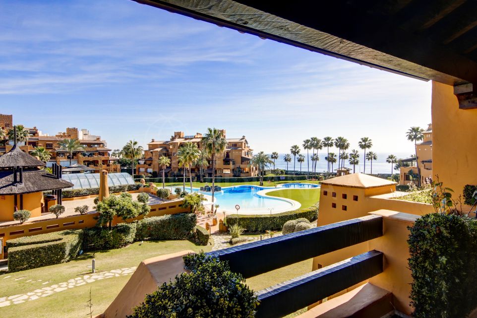 Appartement de luxe de 3 chambres au premier étage à Estepona dans la communauté exclusive Los Granados del Mar