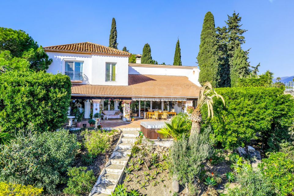 Elegante Villa de Campo con Comodidades Modernas y Vistas al Mar en Venta en Selwo, Estepona
