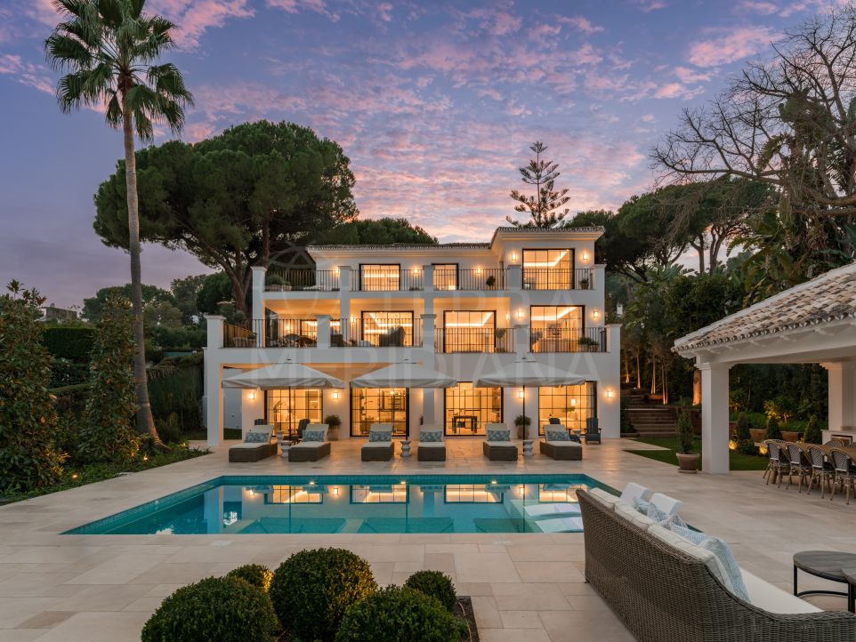 Villa Flora: Comodidad contemporánea se encuentra con el encanto clásico en venta en Las Brisas, Nueva Andalucía, Marbella