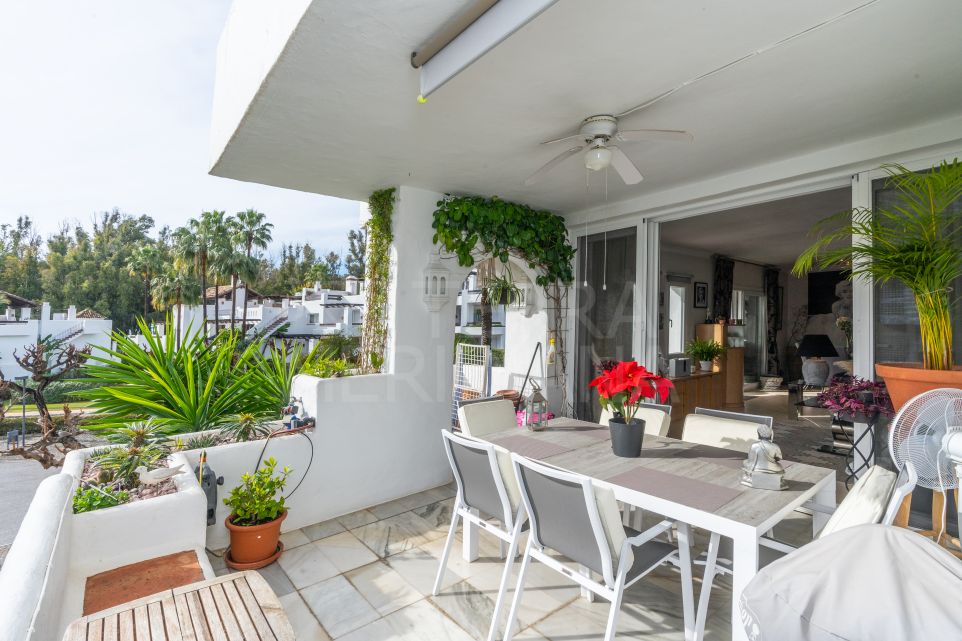 Élégant Estepona Retreat: Appartement de 2 chambres à vendre dans la résidence Alcazaba Beach en bord de mer
