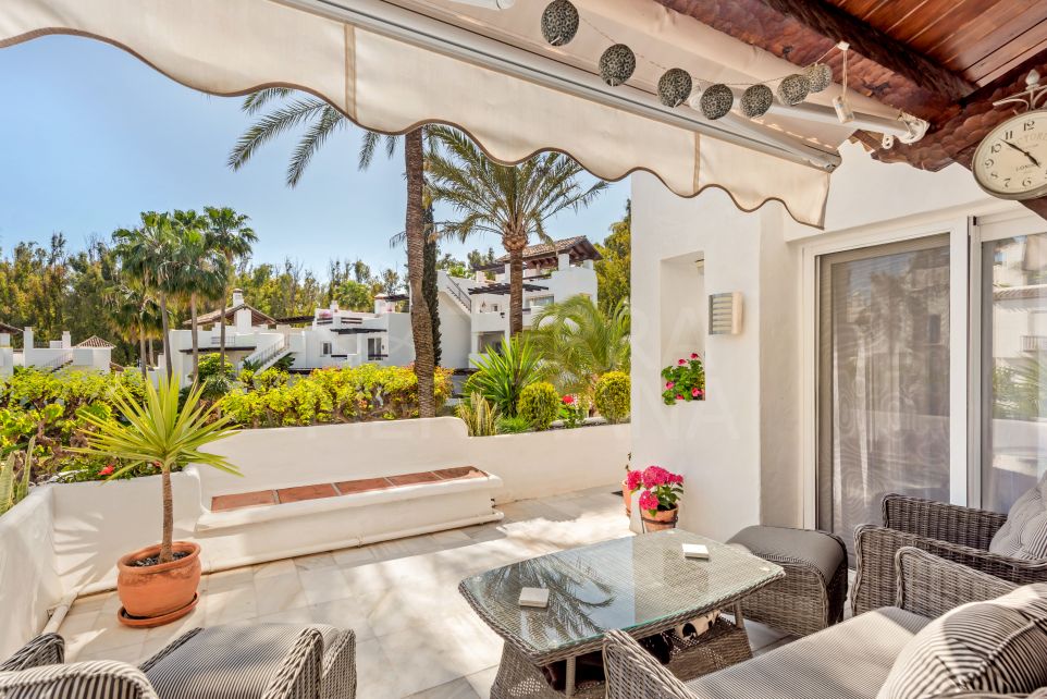 Élégant Estepona Retreat: Appartement de 2 chambres à vendre dans la résidence Alcazaba Beach en bord de mer