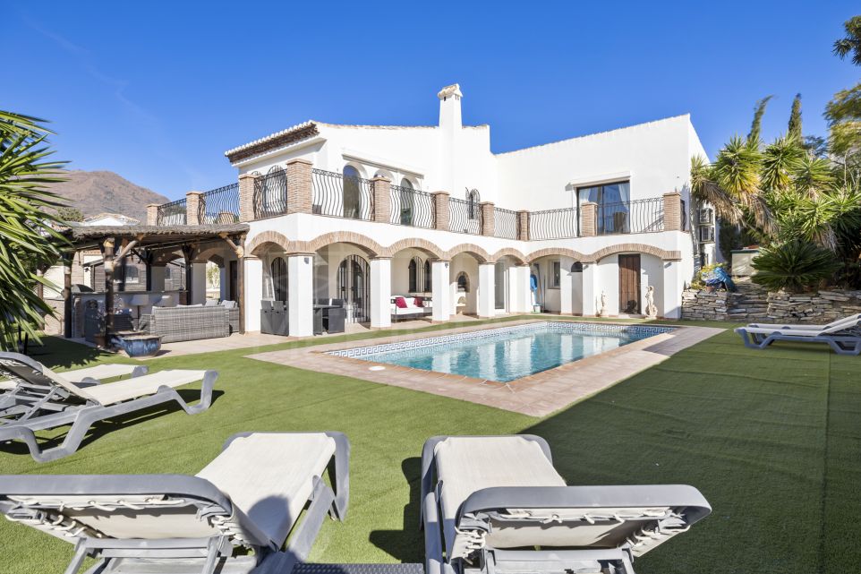 Villa orientada al suroeste con panorámicas al campo de golf en venta en Valle Romano, Estepona