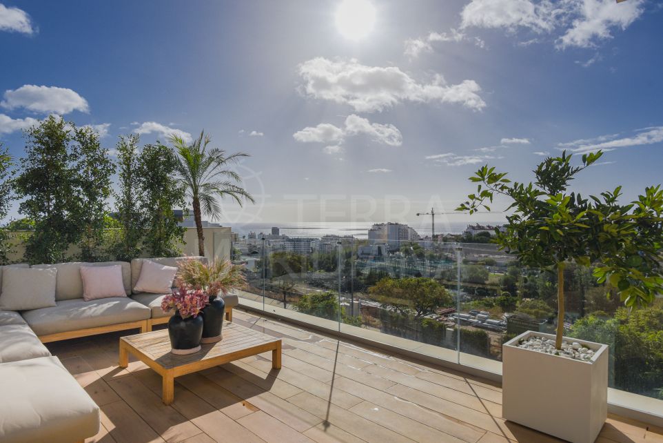 Elegant and Spacious 2-Bedroom Penthouse with Sea Views for Sale in Scenic, Las Mesas, Estepona