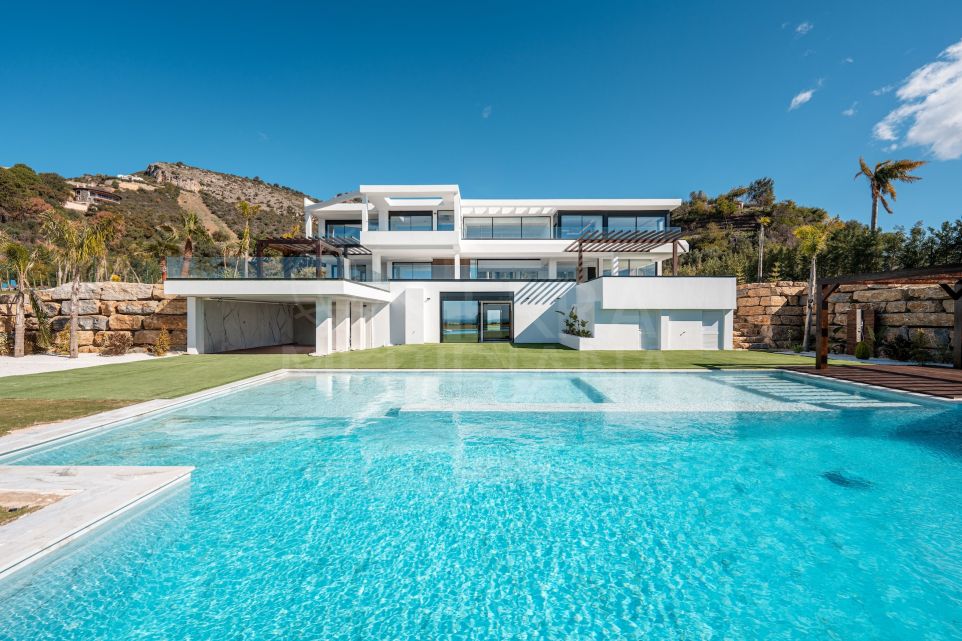 Villa moderna con vistas al mar y comodidades de lujo en venta en Marbella Club Golf Resort, Benahavis