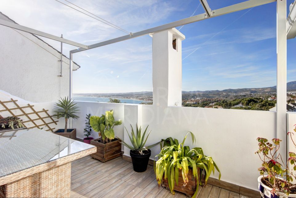 Beautifully upgraded 2 bed duplex penthouse with sea views for sale in Seghers, Estepona