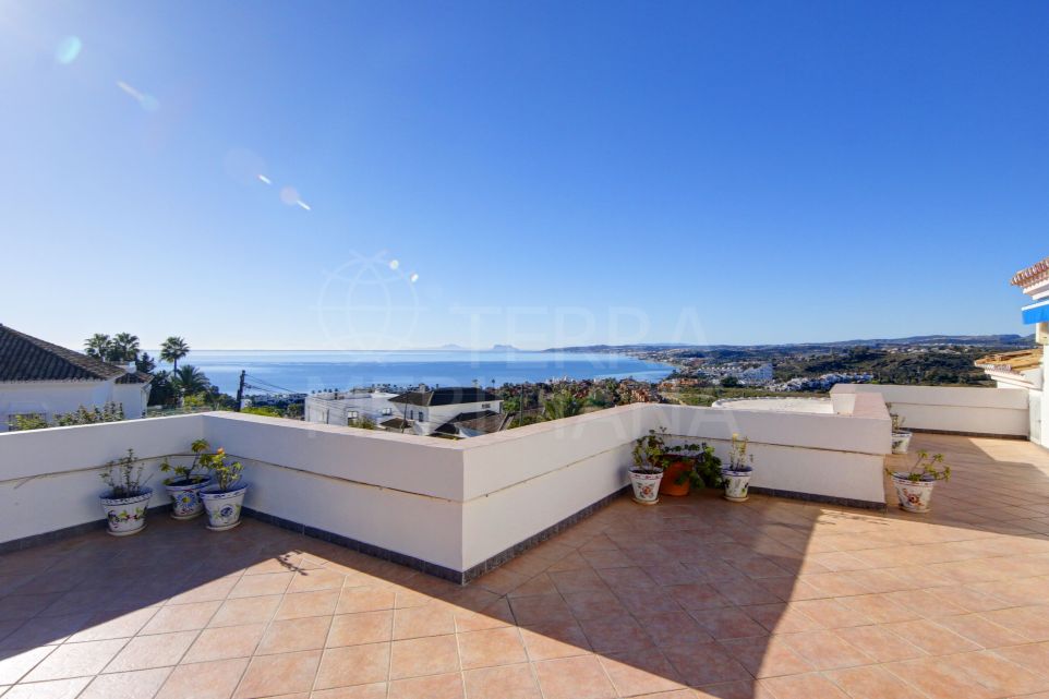 Grande villa à vendre avec vue panoramique sur la mer à Seghers, Estepona.