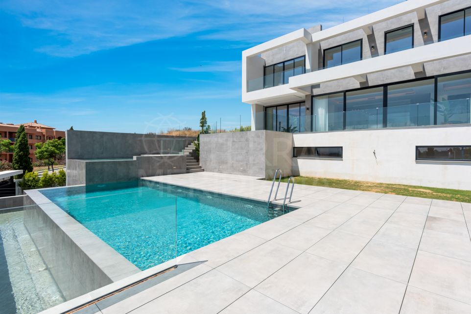 Villa de luxe avec vue à vendre dans le complexe de golf de Los Flamingos, Benahavis