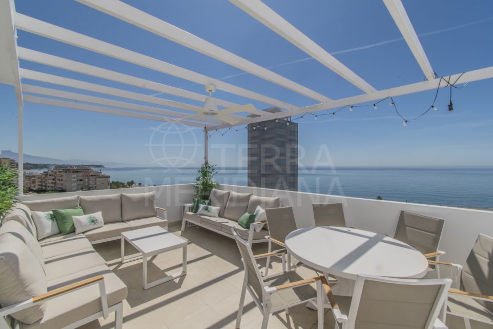 Penthouse de luxe en bord de mer avec une vue imprenable sur la plage à vendre dans le centre d'Estepona