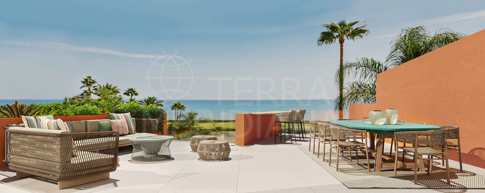 Exclusiva de La Morera: Ático dúplex de 4 dormitorios en primera línea de playa en venta en Marbella Este