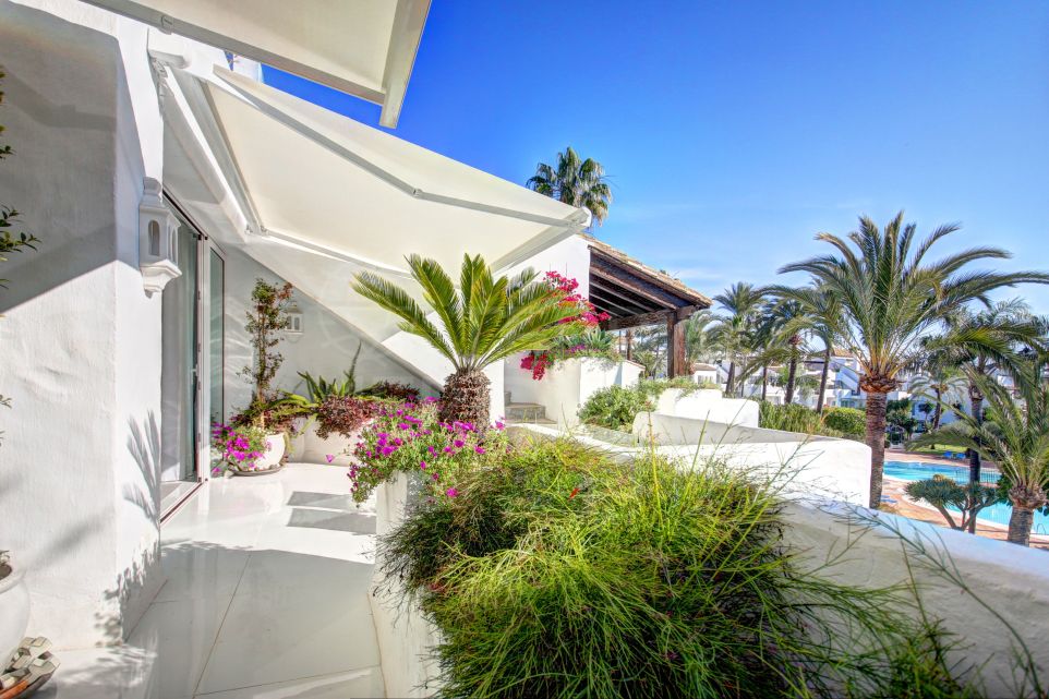 Presentamos un ático dúplex actualizado de 3 dormitorios con vistas al mar en venta en Alcazaba Beach, Estepona