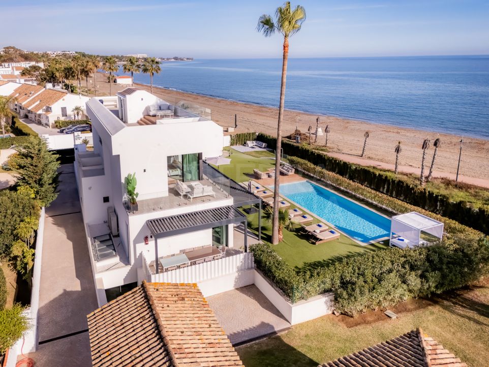 Vivre en bord de mer exclusif : Villa de luxe en front de mer à vendre à El Saladillo, Estepona