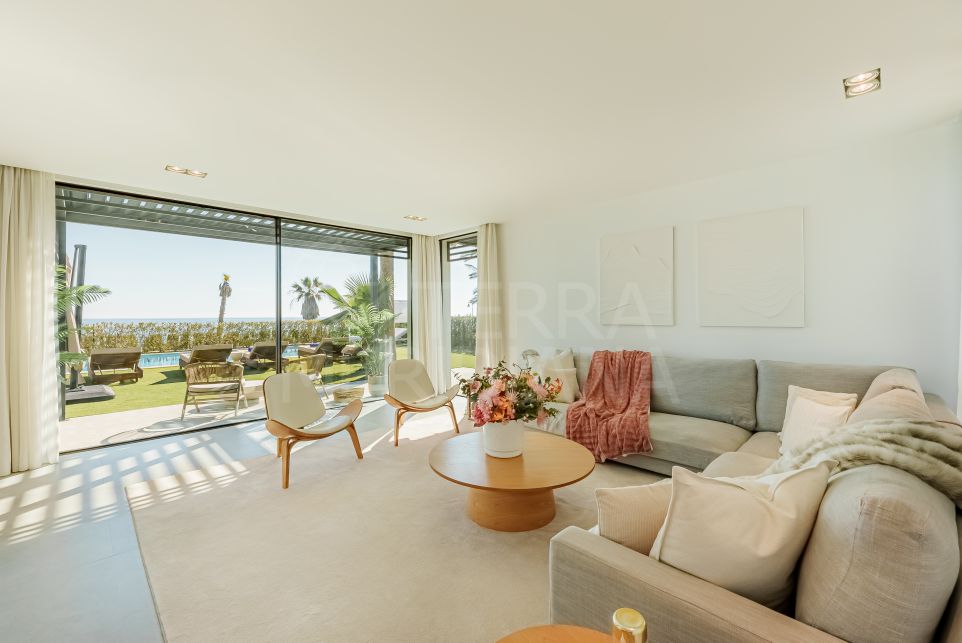 Vivre en bord de mer exclusif : Villa de luxe en front de mer à vendre à El Saladillo, Estepona