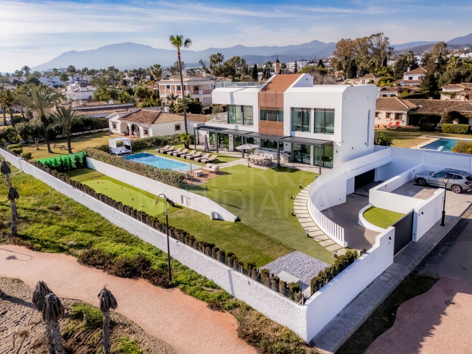 Vivre en bord de mer exclusif : Villa de luxe en front de mer à vendre à El Saladillo, Estepona