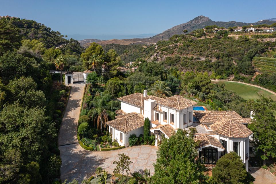 Villa Fairways: Exquisite luxury villa with panoramic views in La Zagaleta community.