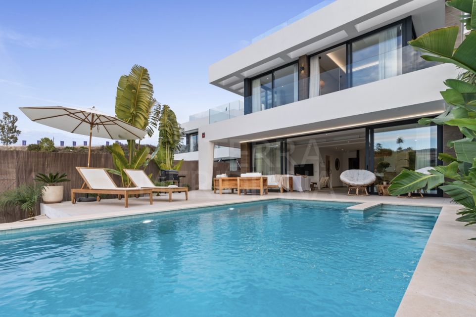 Modern and luxurious villa at La Resina Golf, with exceptional views and an elegant design that defines exclusive living on the Costa del Sol.