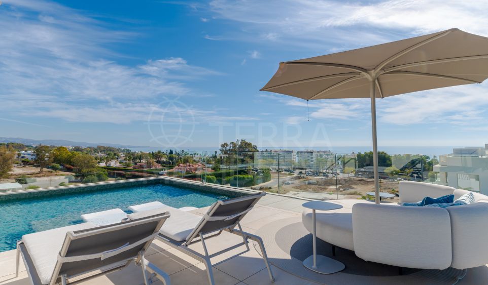 Impresionante tríplex con terraza en la azotea y piscina privada en venta en Benalús, Milla de Oro de Marbella