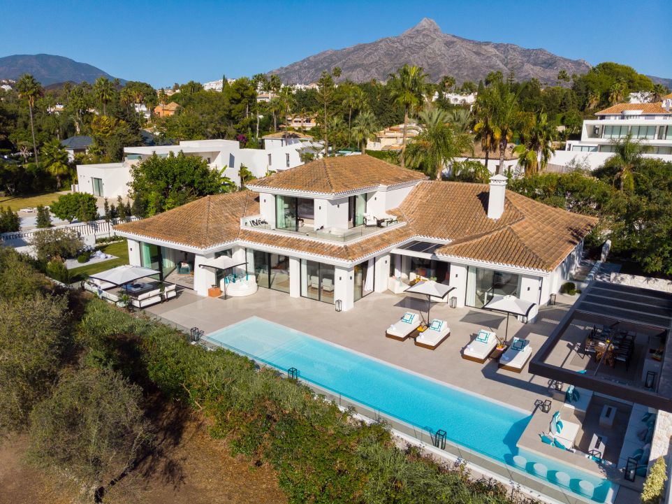 Villa de golf con estilo inigualable en venta en Las Brisas, Nueva Andalucía, Marbella