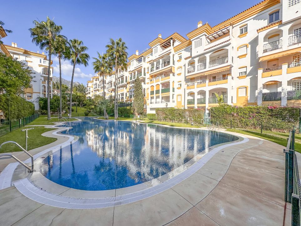 Apartamento de 2 dormitorios con vistas al mar en alquiler a largo plazo en la Milla de Oro de Marbella