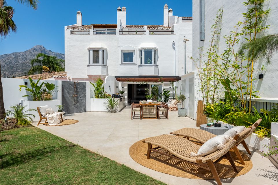 Elegante casa adosada renovada a pasos del Puente Romano en venta en la Milla de Oro de Marbella