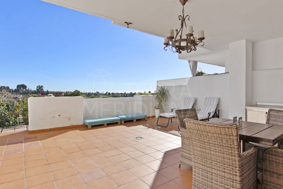 Ground floor apartment with 3 bedrooms and sea views for sale in Selwo, Estepona New Golden Mile