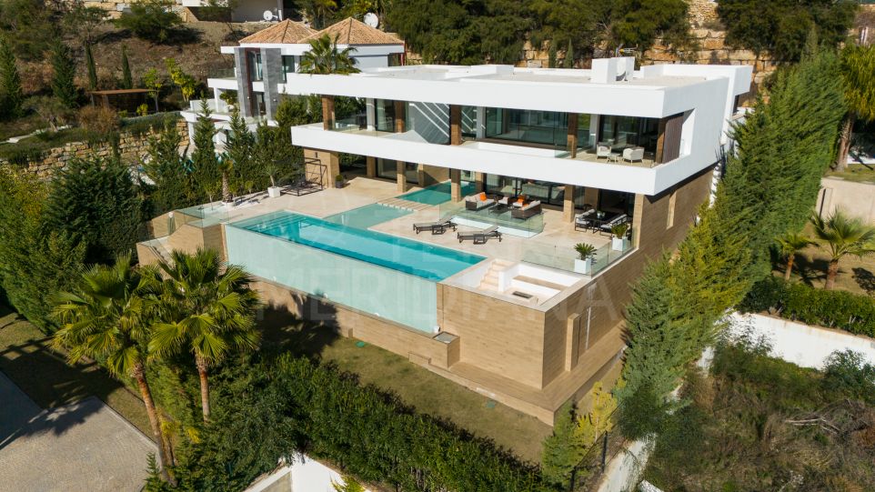 Villa ultra-moderne avec vue sur la mer et salle de sport à vendre à La Alqueria, Benahavis