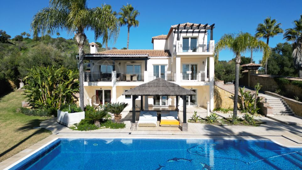 Beautifully upgraded 4 bedroom villa with sea views for sale in El Padron, Estepona