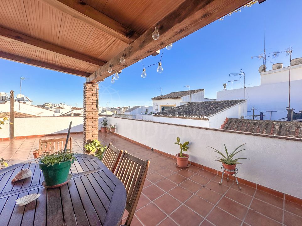 Preciosa casa adosada de 2 dormitorios con terraza en la azotea en venta en el Casco Antiguo de Estepona