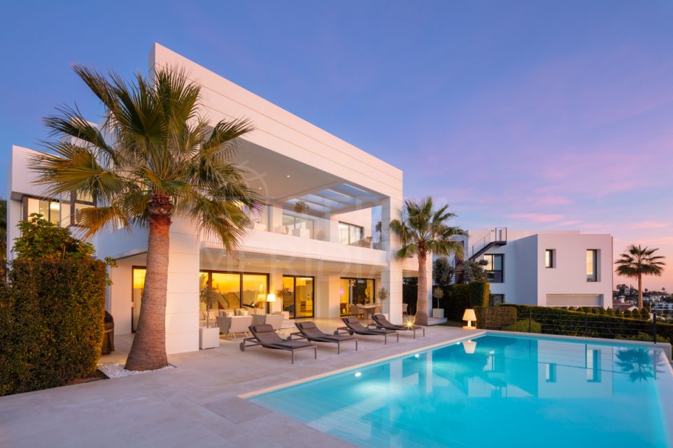 Contemporary 7-Bedroom Villa with Panoramic Views for Sale in Nueva Andalucía