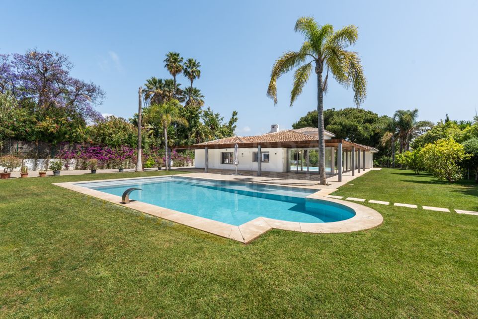 Villa junto a la playa con piscina interior y apartamento de invitados en venta en Guadalmina Baja, Marbella