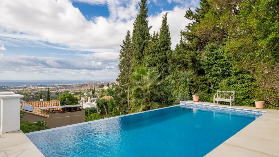 Villa Fabiola - Encantadora villa en venta con vistas panorámicas al mar en El Madroñal, Benahavis