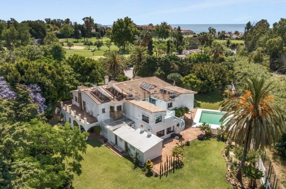 Impresionante villa en primera línea de golf con 4 dormitorios se vende en Guadalmina Baja, Marbella