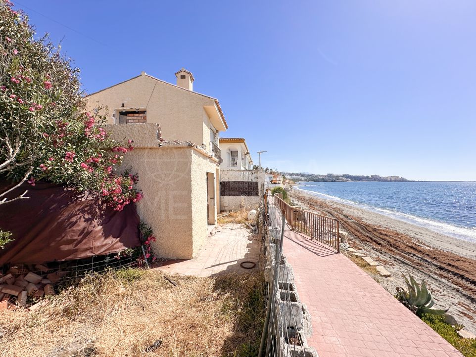Front line beach detached villa for reform for sale in Arena Beach, Estepona