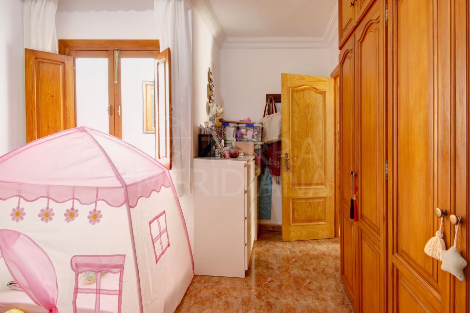 Семейный таунхаус на продажу в историческом центре Эстепоны, рядом с пляжем